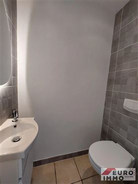 Frisch renovierte Erdgeschosswohnung mit Terrasse und Garage – Ruhige Lage nahe der Grenze und vieler Bequemlichkeiten.