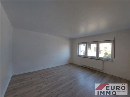 Frisch renovierte Erdgeschosswohnung mit Terrasse und Garage – Ruhige Lage nahe der Grenze und vieler Bequemlichkeiten.