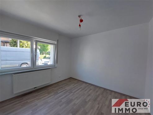 Frisch renovierte Erdgeschosswohnung mit Terrasse und Garage – Ruhige Lage nahe der Grenze und vieler Bequemlichkeiten.