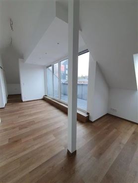Modernes Wohnfeeling unter dem Dach – Stilvolle Wohnung in ruhiger Lage