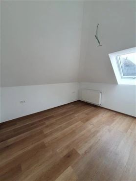 Modernes Wohnfeeling unter dem Dach – Stilvolle Wohnung in ruhiger Lage
