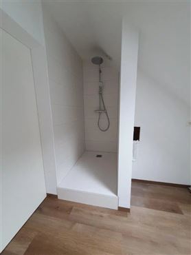 Modernes Wohnfeeling unter dem Dach – Stilvolle Wohnung in ruhiger Lage