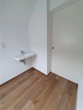 Modernes Wohnfeeling unter dem Dach – Stilvolle Wohnung in ruhiger Lage