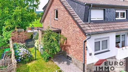 Wohlfühl-Doppelhaushälfte mit Fernblick, Familienkomfort und optimaler Anbindung