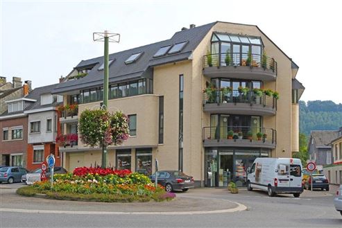 Lichtdurchflutete Wohnung in Malmedy – stilvolles Wohnen mit Sonnenterrasse, Balkon, Tiefgarage und Naturanbindung in zentraler Lage