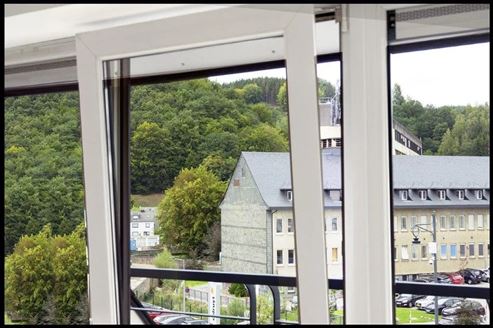 Lichtdurchflutete Wohnung in Malmedy – stilvolles Wohnen mit Sonnenterrasse, Balkon, Tiefgarage und Naturanbindung in zentraler Lage