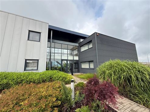Moderne(s) Büro(s) mit Gemeinschaftsküche und Sanitär in der Industriezone Eupen – optionale Zusatzflächen und sofort verfügbar