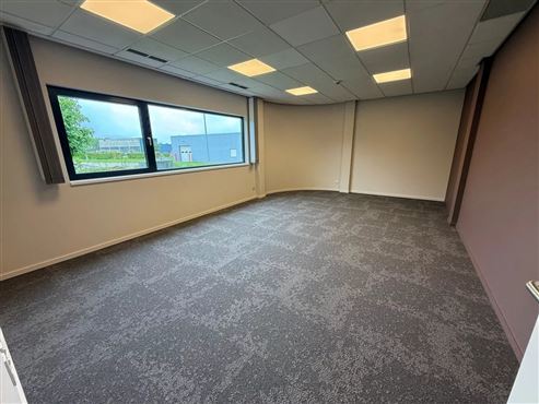 Moderne(s) Büro(s) mit Gemeinschaftsküche und Sanitär in der Industriezone Eupen – optionale Zusatzflächen und sofort verfügbar