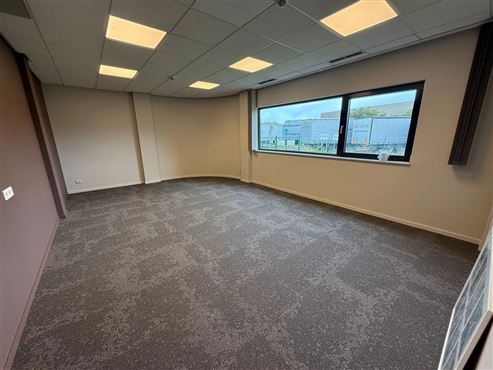 Moderne(s) Büro(s) mit Gemeinschaftsküche und Sanitär in der Industriezone Eupen – optionale Zusatzflächen und sofort verfügbar