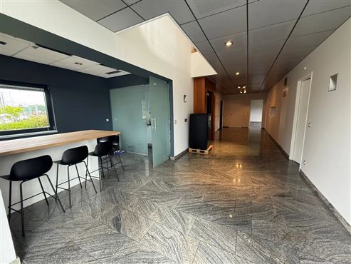 Moderne(s) Büro(s) mit Gemeinschaftsküche und Sanitär in der Industriezone Eupen – optionale Zusatzflächen und sofort verfügbar