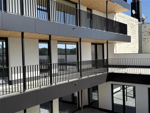 Zentral Wohnen, entspannt leben: Stilvolle Neubauwohnung im Erstbezug mit Terrasse & Garagenstellplatz