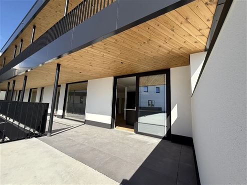 Zentral Wohnen, entspannt leben: Stilvolle Neubauwohnung im Erstbezug mit Terrasse & Garagenstellplatz