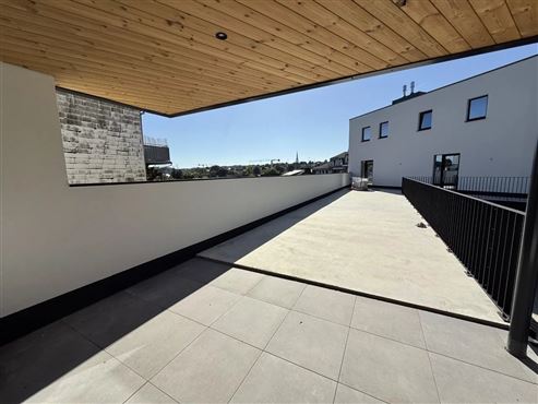 Zentral Wohnen, entspannt leben: Stilvolle Neubauwohnung im Erstbezug mit Terrasse & Garagenstellplatz
