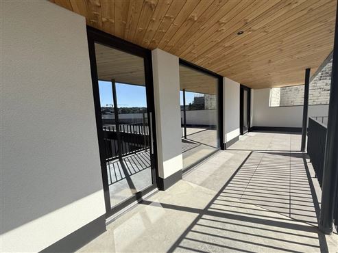 Zentral Wohnen, entspannt leben: Stilvolle Neubauwohnung im Erstbezug mit Terrasse & Garagenstellplatz