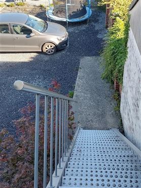 Charmante Duplex-Wohnung mit zwei Parkplätzen und Terrasse in zentraler Lage