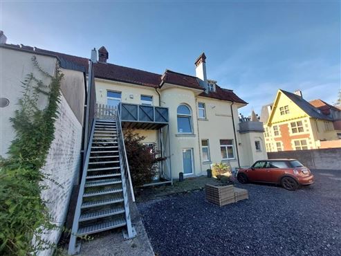 Charmante Duplex-Wohnung mit zwei Parkplätzen und Terrasse in zentraler Lage