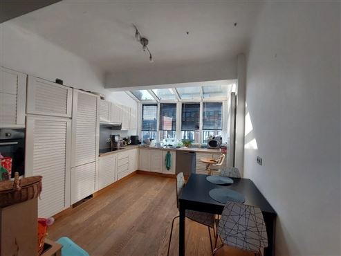Charmante Duplex-Wohnung mit zwei Parkplätzen und Terrasse in zentraler Lage
