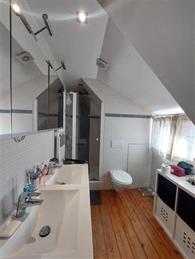 Charmante Duplex-Wohnung mit zwei Parkplätzen und Terrasse in zentraler Lage