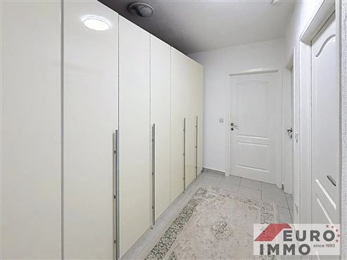 Frisch renovierte und komfortable Stadtwohnung mit Balkon und Garage