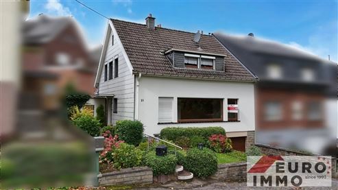 Einfamilienhaus mit Potenzial – renovierungsbedürftige Doppelhaushälfte in ruhiger Lage