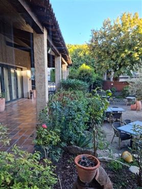 Außergewöhnliches Anwesen im Herzen der Drôme Provençale: Charmantes Hotel mit vielseitigem Potenzial – neu zu gestalten als Hotelprojekt, Gästehaus oder Familienanwesen