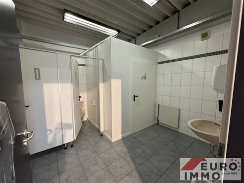 Vielseitig nutzbare Lager-, Büro und Verkaufshalle mit optimaler Anbindung an Deutschland und Autobahn