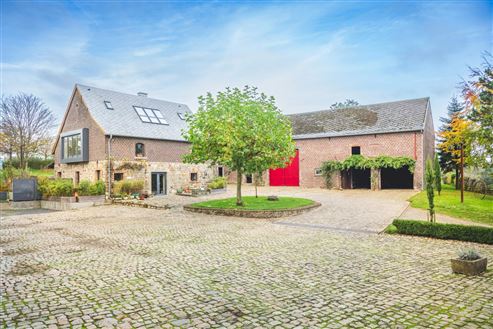 Aufwendig sanierte historische Hofanlage mit Herrenhaus, Zwei-Familienhaus u. großen Stallungen