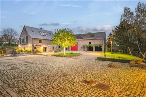 Aufwendig sanierte historische Hofanlage mit Herrenhaus, Zwei-Familienhaus u. großen Stallungen