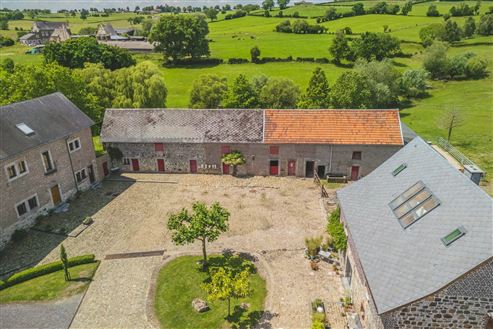 Aufwendig sanierte historische Hofanlage mit Herrenhaus, Zwei-Familienhaus u. großen Stallungen