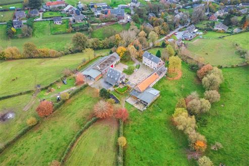 Aufwendig sanierte historische Hofanlage mit Herrenhaus, Zwei-Familienhaus u. großen Stallungen