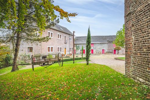 Aufwendig sanierte historische Hofanlage mit Herrenhaus, Zwei-Familienhaus u. großen Stallungen