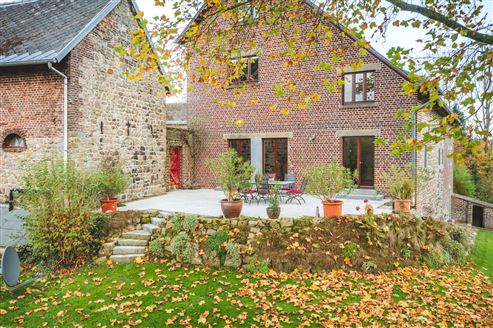 Aufwendig sanierte historische Hofanlage mit Herrenhaus, Zwei-Familienhaus u. großen Stallungen