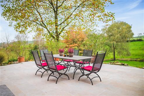 Aufwendig sanierte historische Hofanlage mit Herrenhaus, Zwei-Familienhaus u. großen Stallungen