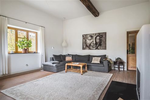 Aufwendig sanierte historische Hofanlage mit Herrenhaus, Zwei-Familienhaus u. großen Stallungen