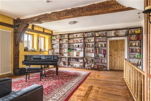 Aufwendig sanierte historische Hofanlage mit Herrenhaus, Zwei-Familienhaus u. großen Stallungen