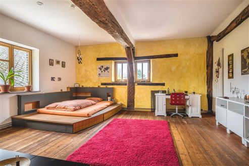 Aufwendig sanierte historische Hofanlage mit Herrenhaus, Zwei-Familienhaus u. großen Stallungen