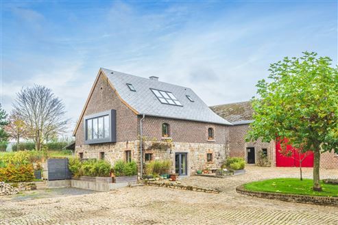 Aufwendig sanierte historische Hofanlage mit Herrenhaus, Zwei-Familienhaus u. großen Stallungen