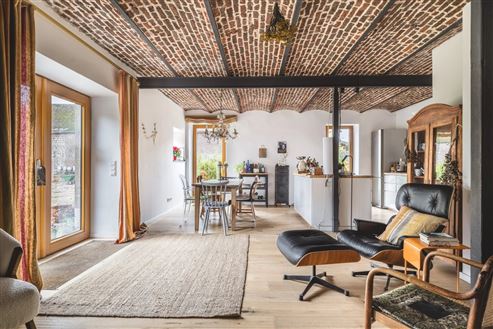 Aufwendig sanierte historische Hofanlage mit Herrenhaus, Zwei-Familienhaus u. großen Stallungen