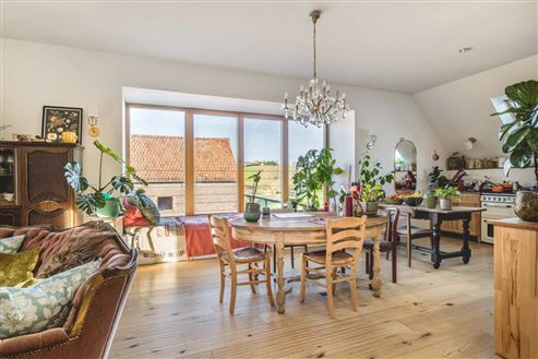 Aufwendig sanierte historische Hofanlage mit Herrenhaus, Zwei-Familienhaus u. großen Stallungen