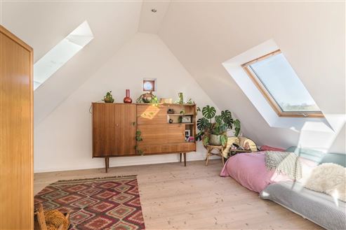 Aufwendig sanierte historische Hofanlage mit Herrenhaus, Zwei-Familienhaus u. großen Stallungen