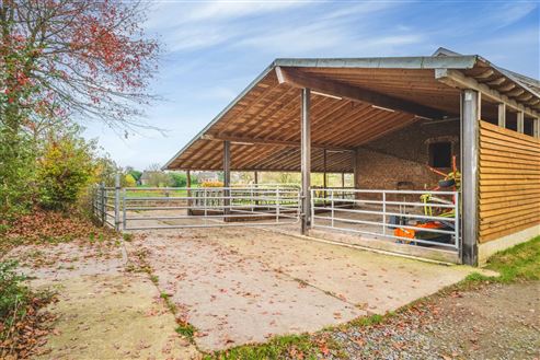Aufwendig sanierte historische Hofanlage mit Herrenhaus, Zwei-Familienhaus u. großen Stallungen