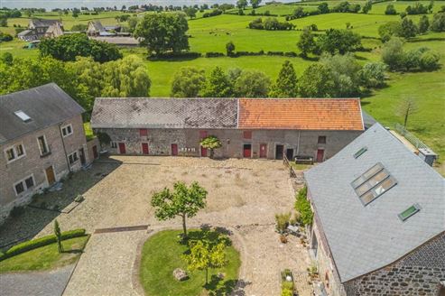 Aufwendig sanierte historische Hofanlage mit Herrenhaus, Zwei-Familienhaus u. großen Stallungen