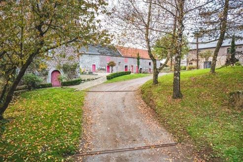 Authentisch restauriertes, exklusives Herrenhaus in historischer Hofanlage – mit Stallungen und Ausbaupotenzial