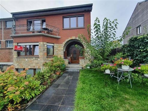 Geräumiges Eckhaus mit Garage und Garten in naturnaher Lage von Walhorn