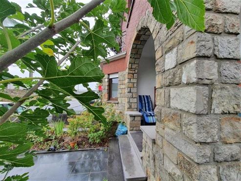 Geräumiges Eckhaus mit Garage und Garten in naturnaher Lage von Walhorn