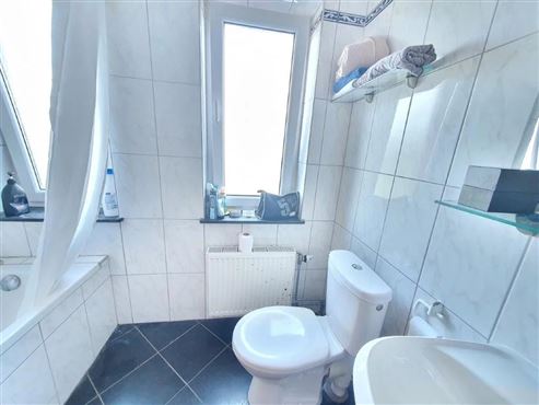 Geräumiges Eckhaus mit Garage und Garten in naturnaher Lage von Walhorn