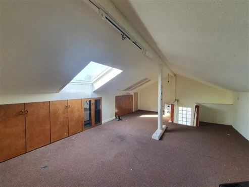 Geräumiges Eckhaus mit Garage und Garten in naturnaher Lage von Walhorn