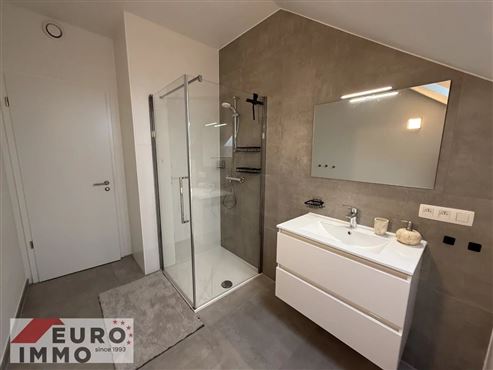 Natur und Mobilität im Einklang – komfortable Dachgeschosswohnung mit modernem, warmem Wohngefühl und optimaler Grenzanbindung an Luxemburg