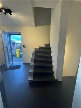 Einziehen & wohlfühlen: Vollständig renoviertes und modernisiertes Einfamilienhaus in idealer Grenzlage