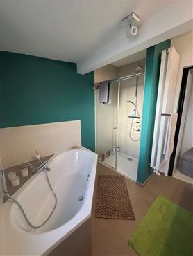 Einziehen & wohlfühlen: Vollständig renoviertes und modernisiertes Einfamilienhaus in idealer Grenzlage